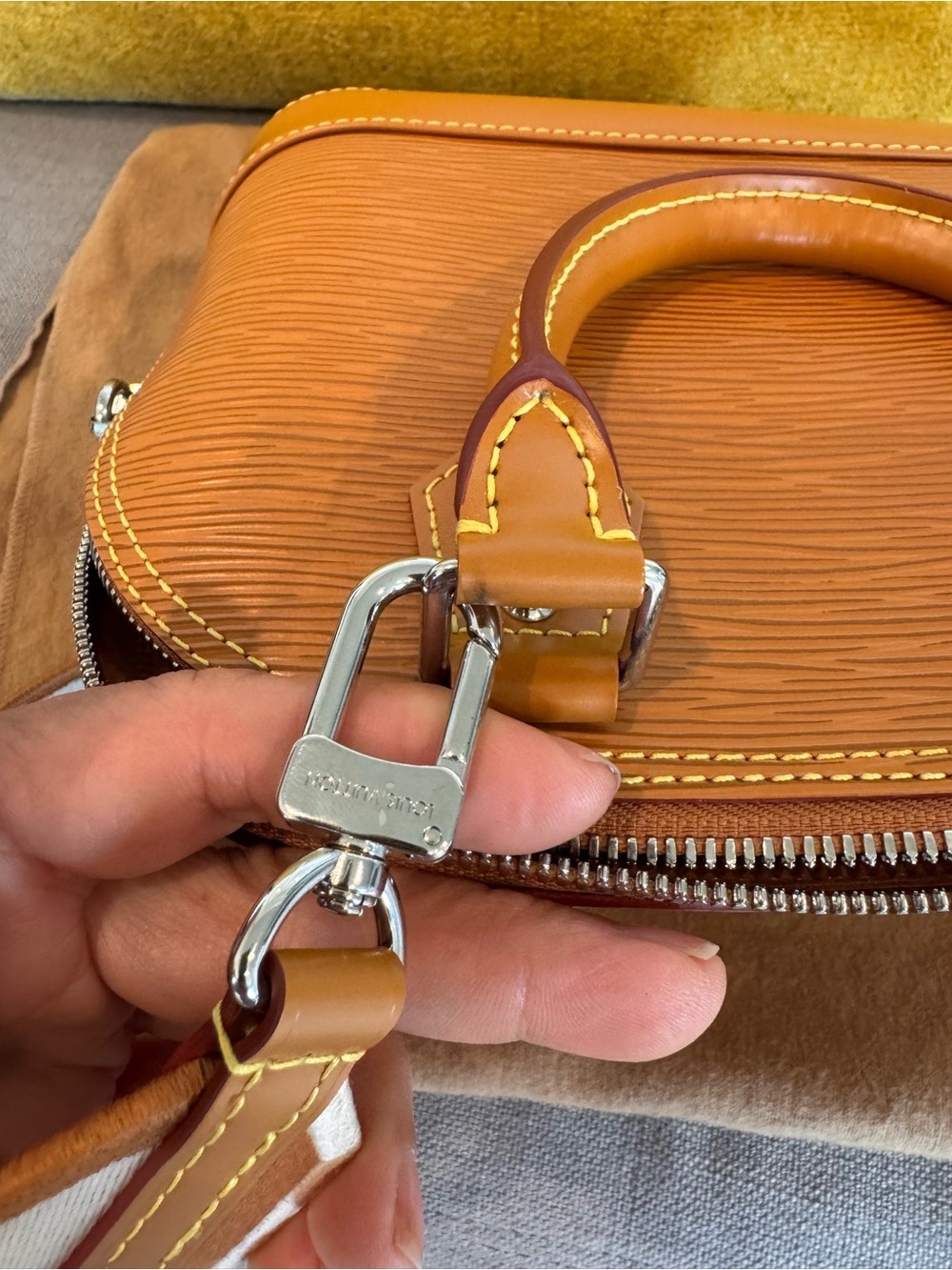 Louis Vuitton Epi Jacquard Alma BB limited edition color in Honey Gold. - Picture 5 of 11